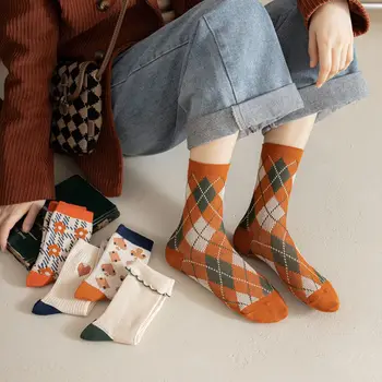 Sevimli Çorap Kadınlar İçin Yeni Sonbahar Moda Kawaii Kalp Nakış Çorap Kadın Orta Tüp Pamuk Çiçek Kore Tarzı Kış sıcak